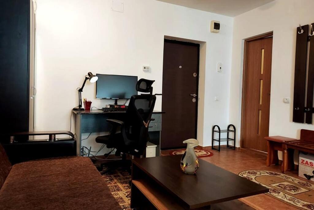 Spacious Flat, With Free Parking & Air Conditioning Floreşti Exterior foto