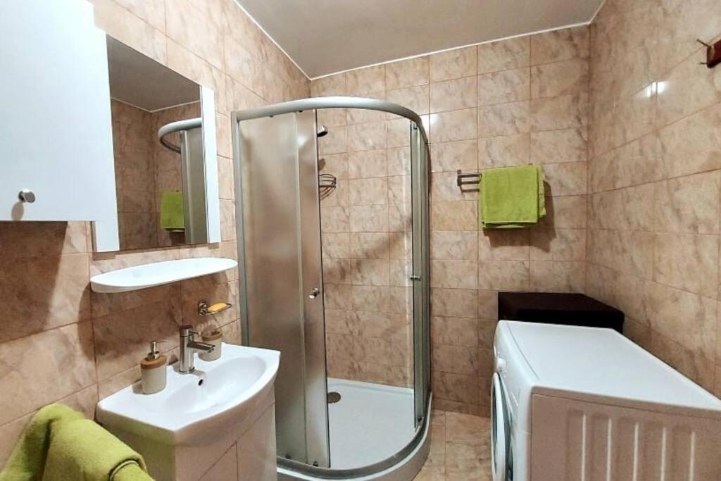 Spacious Flat, With Free Parking & Air Conditioning Floreşti Exterior foto