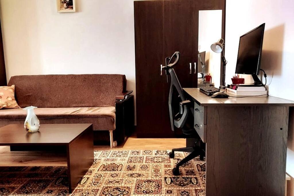 Spacious Flat, With Free Parking & Air Conditioning Floreşti Exterior foto